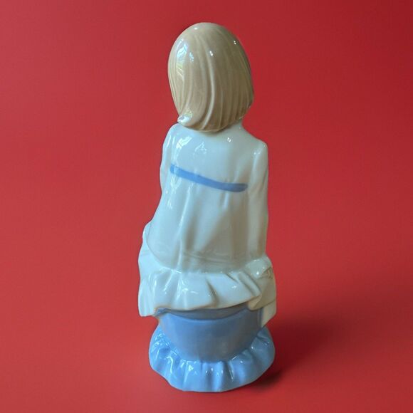 Enrique G. Nadal Collection Sitting Girl Flower Vtg 1986 6.25" Figurine Spain - Picture 2 of 3